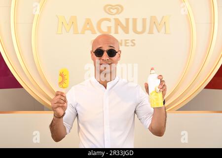 USAGE ÉDITORIAL SEUL le Dr Robert Alexander au bar à trempette expérience au Magnum Pleasure est toujours en fête à Cannes, France. Date de la photo: Lundi 22 mai 2023. Banque D'Images