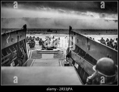 JOUR J UTAH BEACH WW2 Normandie débarque les opérations de débarquement de bateaux de débarquement le 6 juin 1944 (appelé jour J) de l'invasion alliée de l'Allemagne nazie occupée Normandie France Un LCVP (Landing Craft, Vehicle, personnel) de l'USS Samuel Chase, habité par les garde-côtes américains débarque les troupes de la compagnie A, 16th Infantry, 1re division d'infanterie paternelle sur la section Fox Green d'Omaha Beach (Calvados, basse-Normandie, France) le matin du 6 juin 1944. Les soldats américains rencontrèrent la 352e division allemande nouvellement formée lors du débarquement. Les fusées de fumée tentent de camoufler et de diriger les troupes de débarquement. Banque D'Images