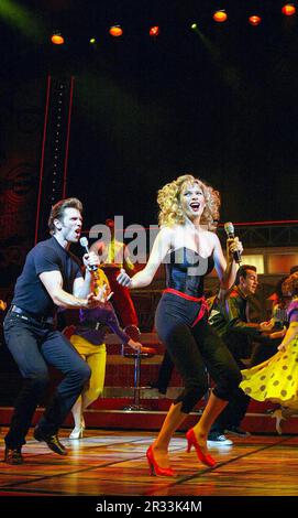 Greg Kohout (Danny Zuko), Caroline Sheen (Sandy Dumbrowski) dans LA GRAISSE au Victoria Palace Theatre, Londres SW1 02/10/2002 livre, musique et paroles: Jim Jacobs & Warren Casey Set design: Terry Parsons costumes: Andreane Neofitou éclairage: Mark Henderson chorégraphie: Arlene Phillips réalisateur: David Gilmore Banque D'Images