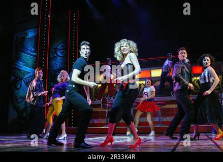 Greg Kohout (Danny Zuko), Caroline Sheen (Sandy Dumbrowski) dans LA GRAISSE au Victoria Palace Theatre, Londres SW1 02/10/2002 livre, musique et paroles: Jim Jacobs & Warren Casey Set design: Terry Parsons costumes: Andreane Neofitou éclairage: Mark Henderson chorégraphie: Arlene Phillips réalisateur: David Gilmore Banque D'Images