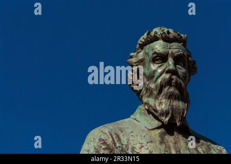 Benvenuto Cellini, un célèbre orfèvre et sculpteur italien de la Renaissance. Ancien monument en bronze érigé en 1901 sur le Ponte Vecchio (Vieux Pont) à Florence Banque D'Images