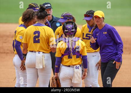 Bâton Rouge, LA, États-Unis. 21st mai 2023. Beth Torina, entraîneure en chef du LSU, rencontre son infield dans le cercle pitching lors de l'action Softball régionale de la NCAA entre l'Université de Louisiane à Lafayette Ragins' Cajuns et les Tigres du LSU à Tiger Park à Baton Rouge, LA. Jonathan Mailhes/CSM/Alamy Live News Banque D'Images