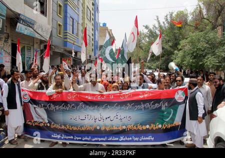 Des membres de l'Association du personnel paramédical pakistanais tiennent une manifestation de protestation pour exprimer leur solidarité avec les forces armées pakistanaises, qui s'est tenue lundi au club de presse de Quetta, à 22 mai 2023. Banque D'Images