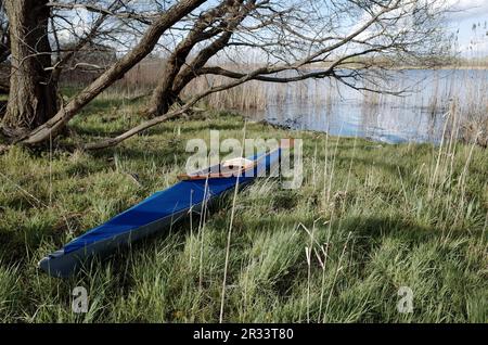 Kayak pliant sur les rives de la Havel Banque D'Images