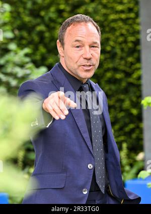 Londres, Royaume-Uni. 22nd mai 2023. Royal Hospital Chelsea, Londres, Royaume-Uni sur 22 mai 2023. Stephen Graham (Centre) avec l'équipe de conception du jardin « rare Space » du National Brain Appeal au RHS Chelsea Flower Show au Royal Hospital Chelsea, Londres, Royaume-Uni sur 22 mai 2023. Credit: Francis Knight/Alay Live News Banque D'Images