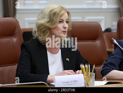 KIEV, UKRAINE - le 22 MAI 2023 - le ministre de l'économie de la République de Lettonie, Ilze Indriksone, assiste à la réunion avec le ministre du Cabinet de mi Banque D'Images