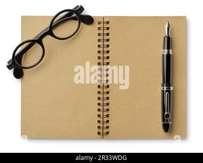 Carnet, stylo plume et lunettes, style rétro, isolé sur fond blanc Banque D'Images