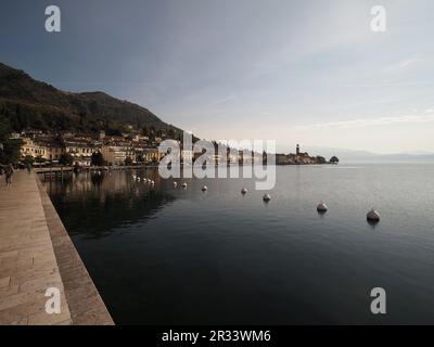 Ligne de rivage de Saló au lac de Garde en Italie Banque D'Images