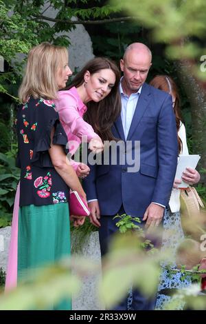 Londres, Royaume-Uni 22 mai 2023 : Catherine, Princesse de Galles, visite le RHS Chelsea Flower Show, un salon de jardin organisé par la Royal Horticultural Society dans le domaine du Royal Hospital Chelsea à Londres. La princesse de Galles a parlé avec des enfants de 10 écoles participant à la campagne RHS pour le jardinage scolaire. L'exposition annuelle de jardinage a lieu pendant cinq jours du 23 mai au 27 mai. Credit: Dinendra Haria/Alay Live News Banque D'Images