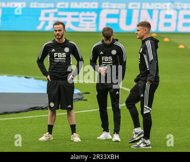 James Maddison #10 de Leicester City et Harvey Barnes #7 de Leicester City arrivent pendant le match de Premier League Newcastle United contre Leicester City à St. James's Park, Newcastle, Royaume-Uni, 22nd mai 2023 (photo de Mark Cosgrove/News Images) Banque D'Images