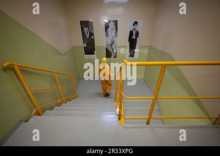 Neckarwestheim, Allemagne. 22nd mai 2023. Un employé du département de radioprotection d'EnBW descend un escalier sur le site de la centrale nucléaire de Neckarwestheim. Après l'unité 1, qui est déjà en cours de démantèlement depuis 6 ans, la centrale nucléaire de Neckarwestheim 2, qui a été déconnectée du réseau en avril, est maintenant également démantelée. Credit: Marijan Murat/dpa/Alamy Live News Banque D'Images