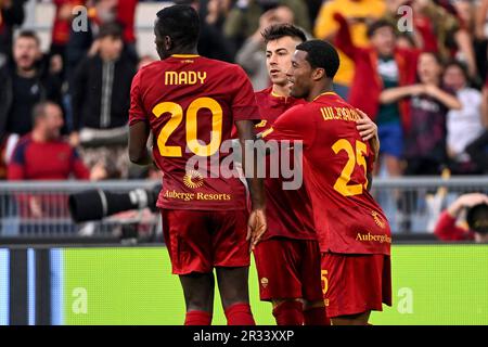 Rome, Italie. 01st janvier 2020. Stephan El Shaarawy d'AS Roma (c) célèbre avec Mady Camara et Georginio Wijnaldum après avoir marqué le but de 1-1 lors de la série Un match de football entre AS Roma et US Salernitana 919 au stade Olimpico à Rome (Italie), 22 mai 2023. Credit: Insidefoto di andrea staccioli/Alamy Live News Banque D'Images