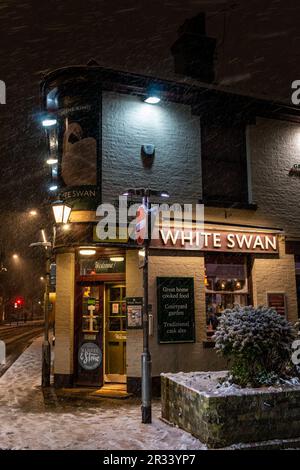 L'extérieur du pub White Swan lors d'une nuit d'hiver enneigée sur Mill Road, Cambridge, Royaume-Uni Banque D'Images