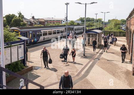 Passagers quittant le train Northern Rail à la gare centrale de Redcar, Angleterre, Royaume-Uni Banque D'Images