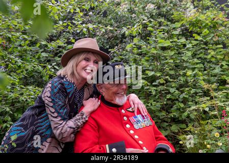 RHS Chelsea Flower Show 2023, Joanna Lumley avec un pensioner de Chelsea sur le jardin Horatio's qui a remporté l'or Banque D'Images