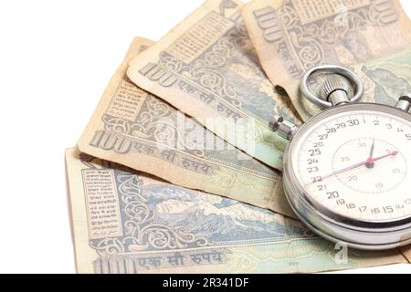 Le temps, c'est de l'argent. Billets de chronomètre et de roupies indiennes. Banque D'Images