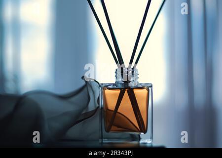 Bâtonnets de bambou dans une bouteille. Parfum d'intérieur. Banque D'Images