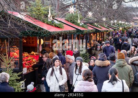 Mercado de Navidad, East Princes Street Gardens, Edimburgo, Lowlands, Escocia, Reino ONUDI. Banque D'Images