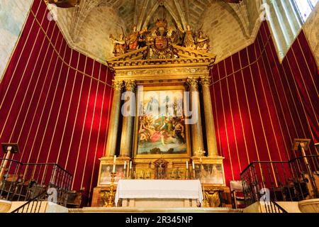 Retablo mayor y pintura la exaltacion de la Trinidad, trasunto de la celebre Gloria de Tiziano , église de una sola nave y de cabecera poligonal, Monasterio de San Jerónimo de Yuste , siglo XV, comarca de de la Vera, Cáceres, Extremadura, Espagne, Europa. Banque D'Images