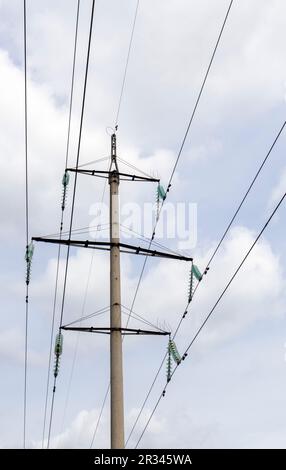 Tour électrique haute tension contre le ciel. Lignes électriques à haute tension. Poste de distribution électrique. Le passage du fil de la ligne aérienne Banque D'Images