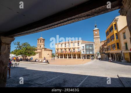 Eglise de San Miguel , ayuntamiento y puerta de la Villa, Almazán, Soria, Comunidad Autónoma de Castilla y León, Espagne, Europe. Banque D'Images