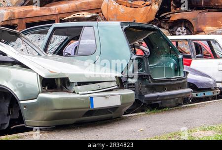 Beaucoup de voitures cassées après un accident de la circulation dans le parking d'une station-service. Vente de véhicules d'urgence d'assurance aux enchères. Banque D'Images