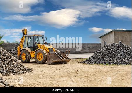 Grand tracteur de pelle hydraulique lourde industriel, puissant et jaune vif, bulldozer dans une carrière Banque D'Images