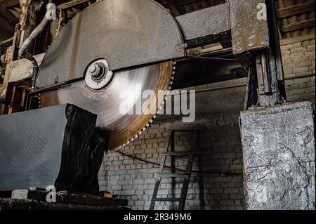 Scie pour la coupe de granit. Le grand couteau coupe le granit. Machine de traitement des pierres. Découpe de pierres en usine Banque D'Images