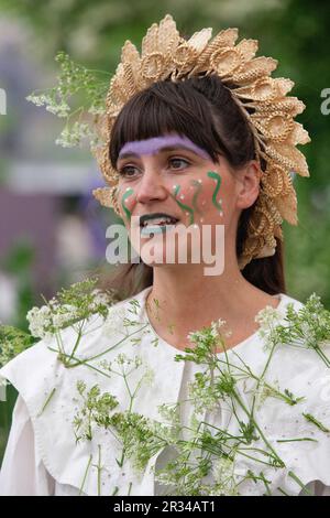 Londres, Royaume-Uni. 22nd mai 2023. Une troupe féminine de danseuses morris, Boss Morris, a joué des danses traditionnelles au Chelsea Flower Show. Credit: Anna Watson/Alay Live News Banque D'Images