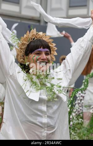 Londres, Royaume-Uni. 22nd mai 2023. Une troupe féminine de danseuses morris, Boss Morris, a joué des danses traditionnelles au Chelsea Flower Show. Credit: Anna Watson/Alay Live News Banque D'Images