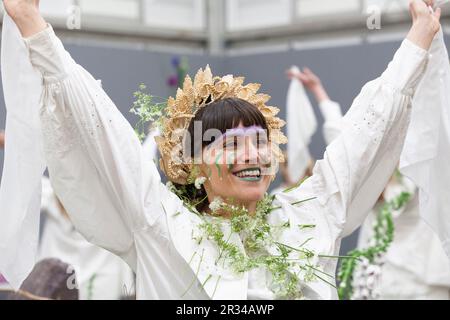 Londres, Royaume-Uni. 22nd mai 2023. Une troupe féminine de danseuses morris, Boss Morris, a joué des danses traditionnelles au Chelsea Flower Show. Credit: Anna Watson/Alay Live News Banque D'Images