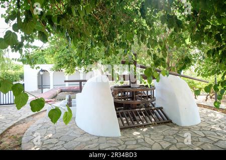 Noria junto a la Iglesia de Jesús,. construida en el siglo XV, pueblo de Jesus, Ibiza, Baléares, Espagne. Banque D'Images