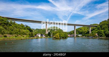 Viaduc sur la Meuse River à Dinant, Belgique. Banque D'Images