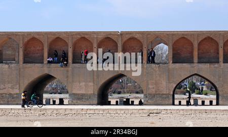 Le pont si-o-se Pol, situé à Isfahan, en Iran, a été construit en 1602. Il dispose de 33 arches. C'est le symbole d'Isfahan. Banque D'Images