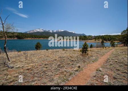 Pike's Peak du Colorado domine Crystal Reservoir, qui se trouve le long de la route jusqu'au sommet de Pike's. Banque D'Images