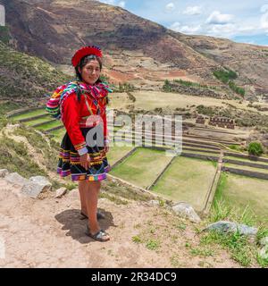 Péruvienne quechua autochtone femme dans les vêtements traditionnels et Tipo inca agriculture terrasses, Cusco, Pérou. Banque D'Images