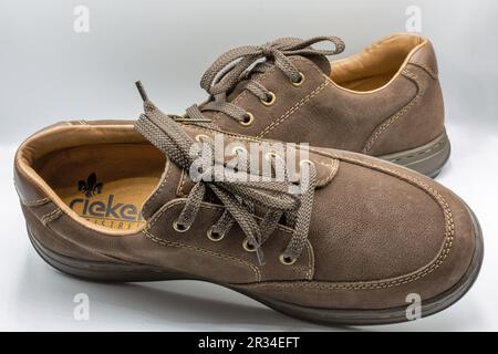 Rieker Allemand brun homme nubuck chaussures avec cordonnet sur fond blanc. Banque D'Images