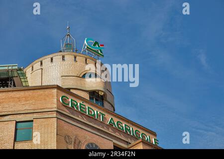 Kiev, Ukraine - 18 mars 2023 : logo de la banque crédit agricole dans le centre-ville. C'est une banque coopérative française qui provient en partie de l'agriculture Banque D'Images