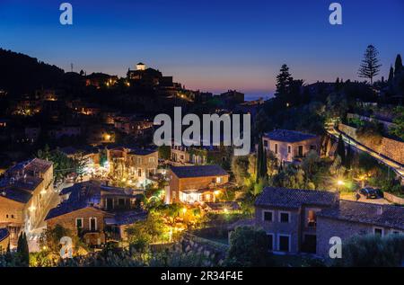 Restaurantes y Iglesia parroquial de San Juan Bautista , situado en la parte alta de la villa de Deià. La sierra de Tramuntana. Mallorca. Islas Baleares. España. Banque D'Images