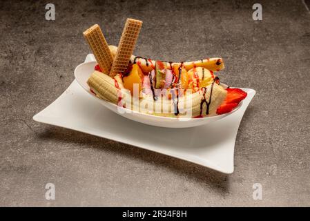 La banane partagée, également connue dans certains endroits comme la crème glacée de banane ou bateau de banane, est un dessert fait principalement de glace et de banane Banque D'Images