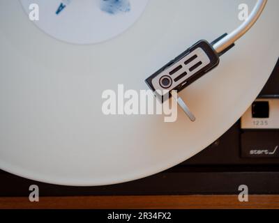 Détail d'une aiguille sur une piste d'un disque en vinyle blanc. Plateau tournant vintage. Banque D'Images