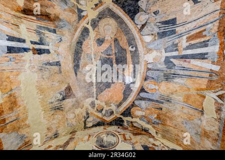 Pantocrator, tribunal del Juicio y final veinticuatro ancianos del Apocalipsis, fresque románico en el ábside, Ermita de San Miguel, siglo VII, construida durante el reinado visigodo de Wamba, Gormaz, Soria, Comunidad Autónoma de Castilla, l'Espagne, l'Europe. Banque D'Images