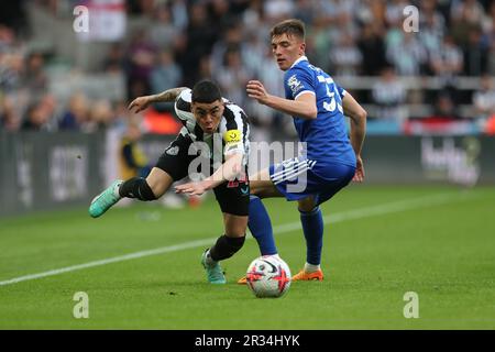 Newcastle, Royaume-Uni. 22nd mai 2023Newcastle Miguel Almiron de United combat avec Luke Thomas de Leicester City lors du match de Premier League entre Newcastle United et Leicester City à St. James's Park, Newcastle, le lundi 22nd mai 2023. (Photo : Mark Fletcher | ACTUALITÉS MI) Credit: MI News & Sport /Alamy Live News Banque D'Images