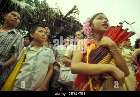 Les gens traditionnels vêtiaient au festival de printemps et d'eau près de la ville de Jinghong à Xishuangbanna dans la région de la province du Yunnan en Chine Banque D'Images