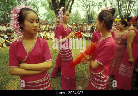 Les gens traditionnels vêtiaient au festival de printemps et d'eau près de la ville de Jinghong à Xishuangbanna dans la région de la province du Yunnan en Chine Banque D'Images