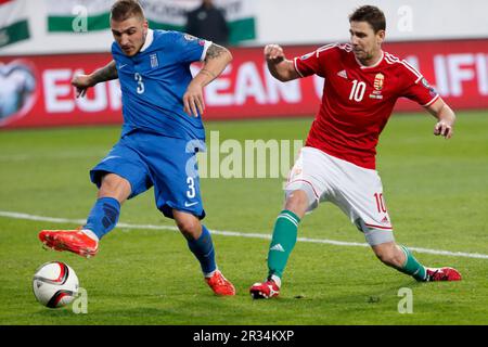 BUDAPEST, HONGRIE - 29 MARS 2015: Kostas Stafylidis grec couvre la balle de Zoltan Gera hongrois (r) pendant la Hongrie vs Grèce UEFA Euro 2016 qu Banque D'Images