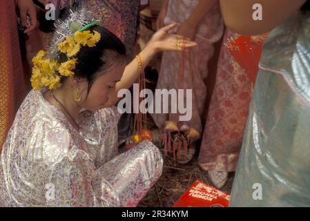 Les gens traditionnels vêtiaient au festival de printemps et d'eau près de la ville de Jinghong à Xishuangbanna dans la région de la province du Yunnan en Chine Banque D'Images