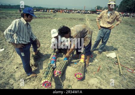 Les gens au Printemps et Rocket Festival Buon Bang Fai près de la ville de Jinghong à Xishuangbanna dans la région de la province de Yunnan en Chine Banque D'Images