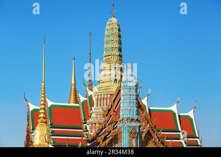 Toit du temple Wat Phra Kaeo à Bangkok, Thaïlande Banque D'Images