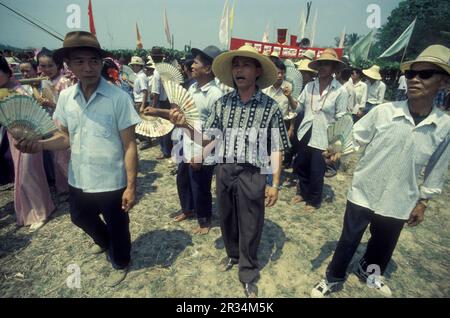 Les gens au Printemps et Rocket Festival Buon Bang Fai près de la ville de Jinghong à Xishuangbanna dans la région de la province de Yunnan en Chine Banque D'Images